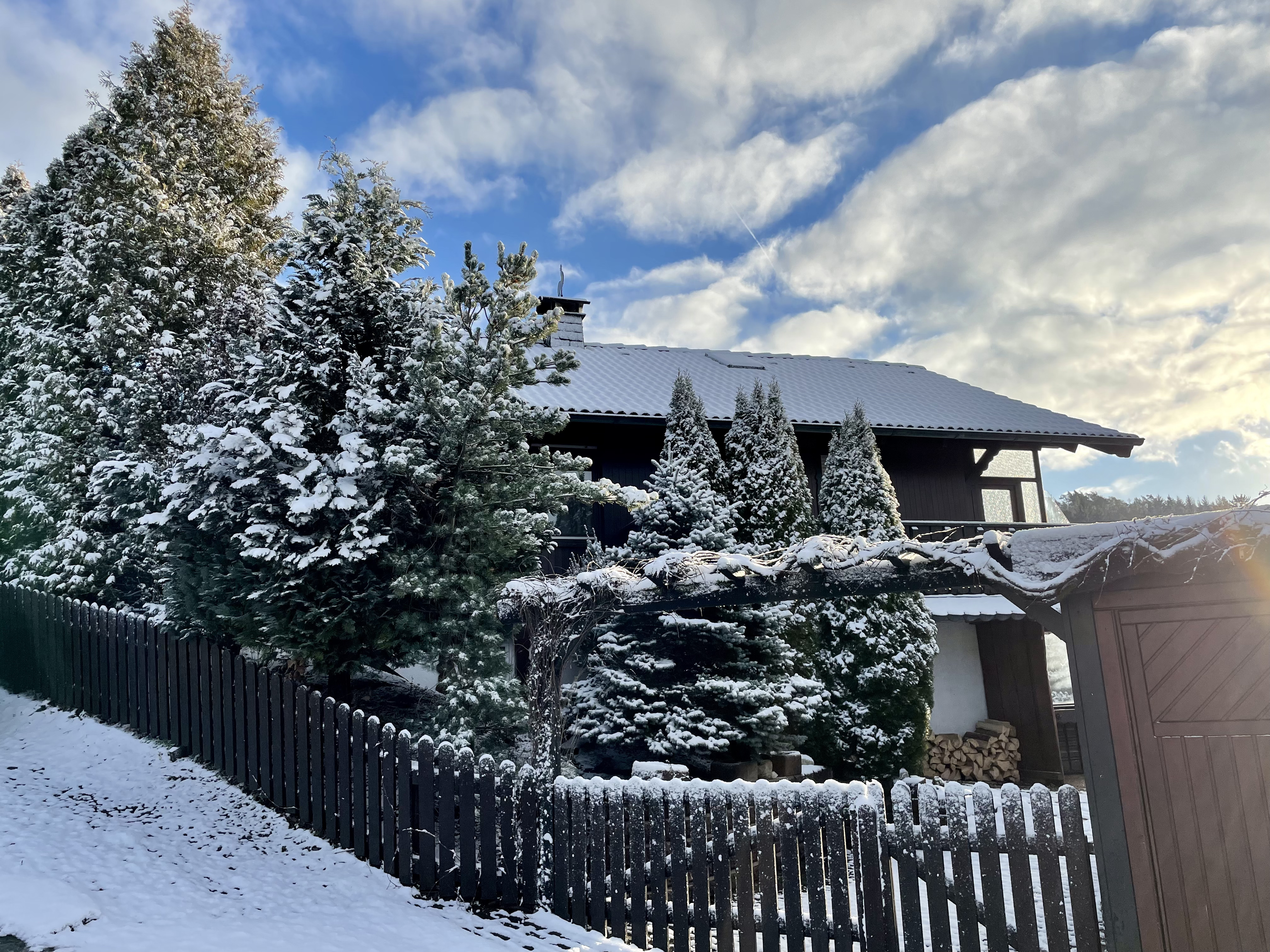 Winterliche Außenansicht des Hauses