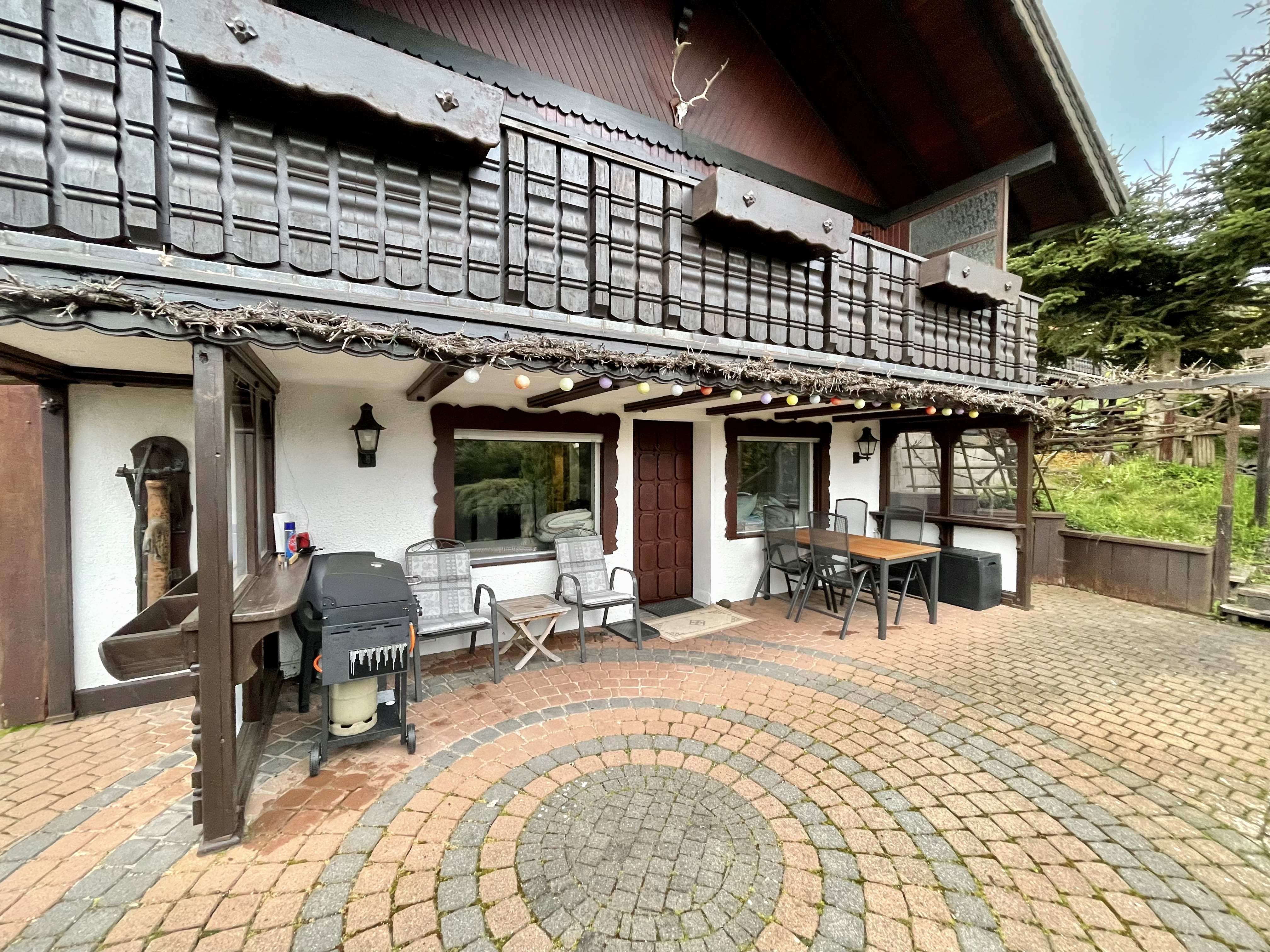Terrasse mit Grill und Sitzbereich