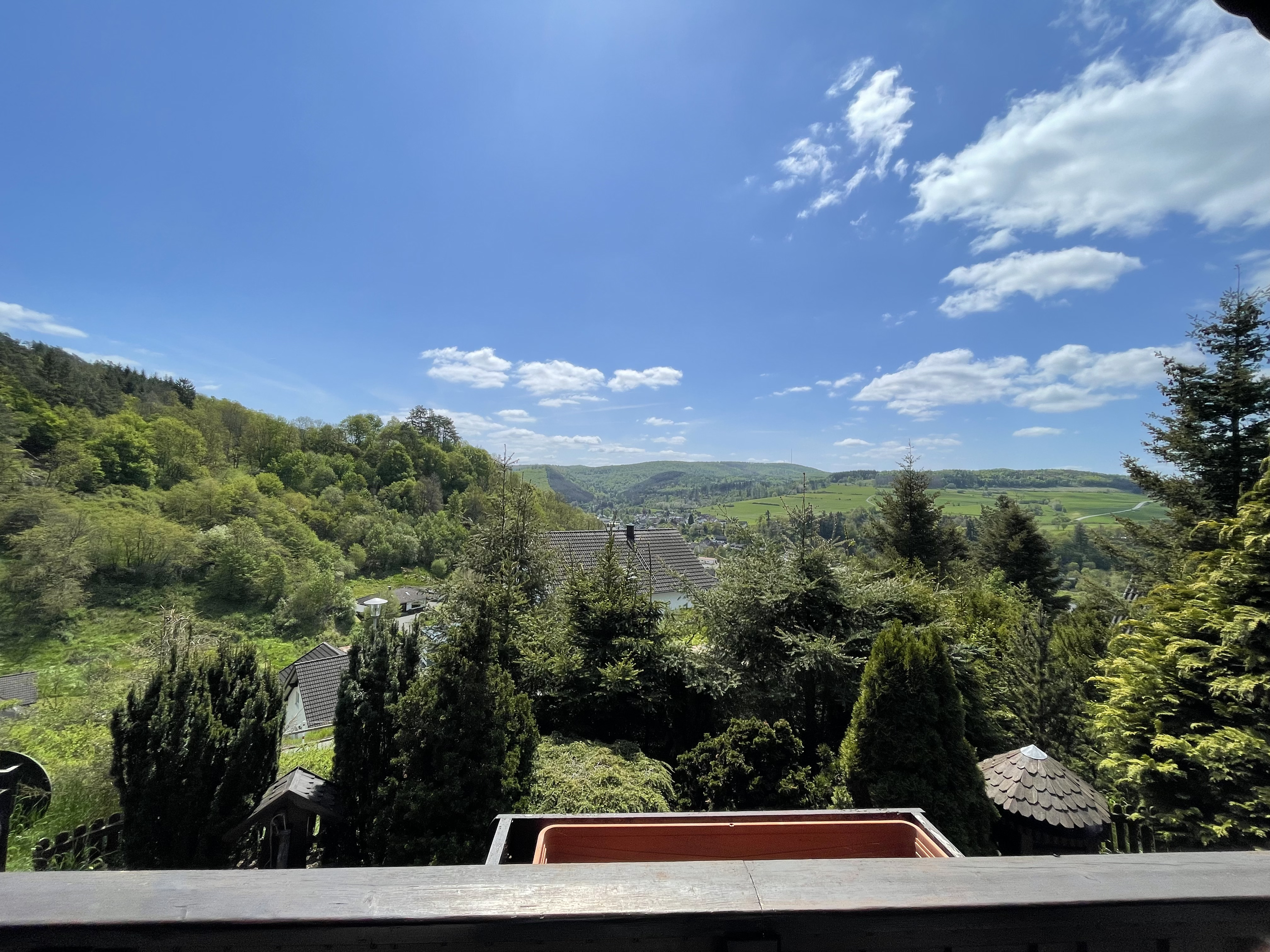 Blick ins Tal über das Dorf