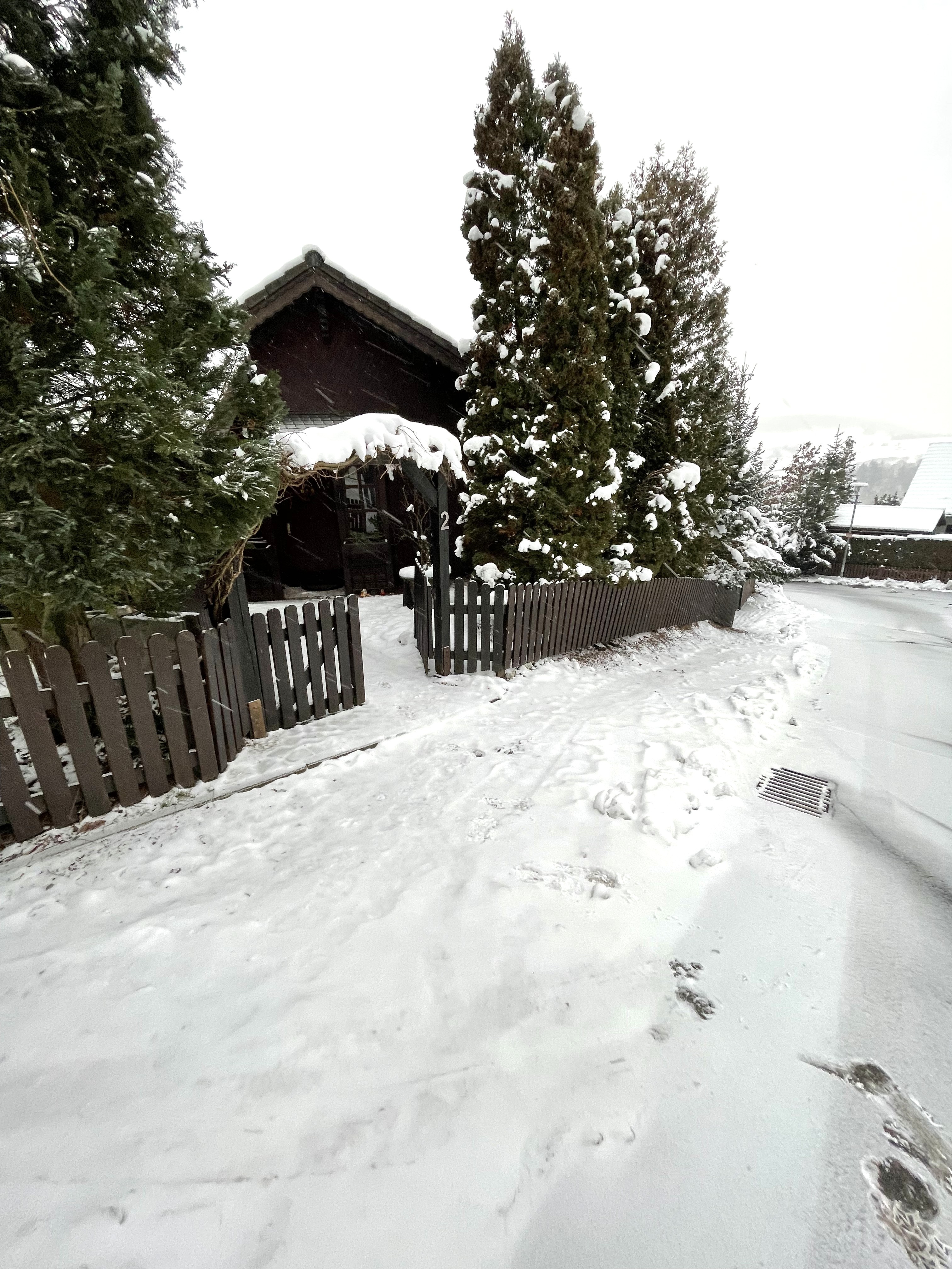 Verschneite Außenansicht von Haus Balke im Winter